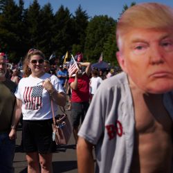 Los partidarios de Trump escuchan a un orador durante un mitin y una caravana en la ciudad de Oregon. | Foto:Allison Dinner / AFP