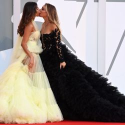 Italia, Venecia: las modelos italianas Elisa De Panicis y Mila Suarez asisten a la proyección de la película  | Foto:Gian Mattia D'alberto / Lapresse vía ZUMA Press / DPA