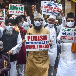 Los musulmanes gritan consignas mientras sostienen pancartas durante una protesta contra la reimpresión de la caricatura del profeta Mahoma por la revista francesa Charlie Hebdo, en Mumbai. | Foto:Punit Paranjpe / AFP