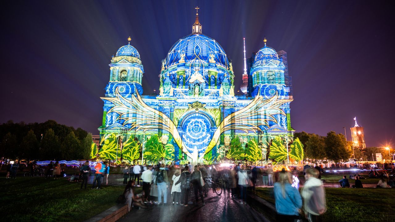 Berlín: luces de colores se muestran en la Catedral de Berlín durante el Festival de las Luces. | Foto:Christophe Gateau / DPA