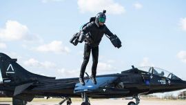 de Gravity Industries, una empresa británica pionera en la aviación individual que creó ese Jet Suit que vemos en la imagen y que tiene diversos usos.