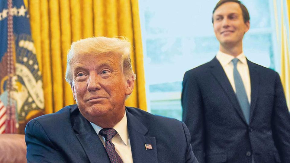 Casa Blanca. El presidente y su yeno, Jared Kushner, que lleva adelante las gestiones en Medio Oriente.