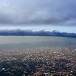 Una imagen tomada desde la ciudad libanesa de Aley, en las montañas al sureste de la capital, Beirut, muestra humo proveniente de un gran incendio en el puerto de Beirut. | Foto:Kameel Rayes / AFP