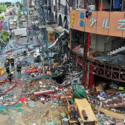Los bomberos trabajan en el lugar de una explosión en Zhuhai, en la provincia sureña de Guangdong. - Al menos tres personas resultaron heridas cuando una tubería de gas explotó en una tienda en la ciudad sureña de Zhuhai, dijeron funcionarios locales. | Foto:AFP