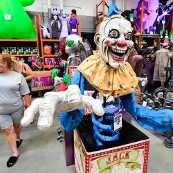 Las personas compran artículos de Halloween en una tienda minorista de mejoras para el hogar en Alhambra, California. | Foto:Frederic J. Brown / AFP