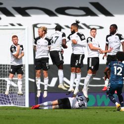 Inglaterra, Londres: Willian del Arsenal realiza un tiro libre durante el partido de fútbol de la Premier League inglesa entre el Fulham y el Arsenal en Craven Cottage. | Foto:Clive Rose / PA Wire / DPA