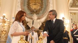 Jefa y subordinado: Alberto Fernández jura como jefe de Gabinete de Cristina Kirchner en 2007.