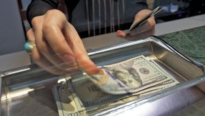 Soluciones. Se necesitan certezas para cambiar el dólar por el peso.