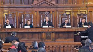 Jueces. Mientras el oficialsimo creó una comisión para evaluar su funcionamiento, definen sobre casos de alto impacto político.