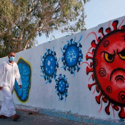 Un hombre palestino pasa junto a un mural de concienciación sobre el coronavirus en Deir Al-Balah en la Franja de Gaza. | Foto:Mohammed Abed / AFP
