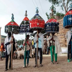 Los devotos etíopes ortodoxos son fotografiados durante una procesión en la víspera del Año Nuevo etíope, en la ciudad de Mekele, Etiopía. | Foto:EDUARDO SOTERAS / AFP