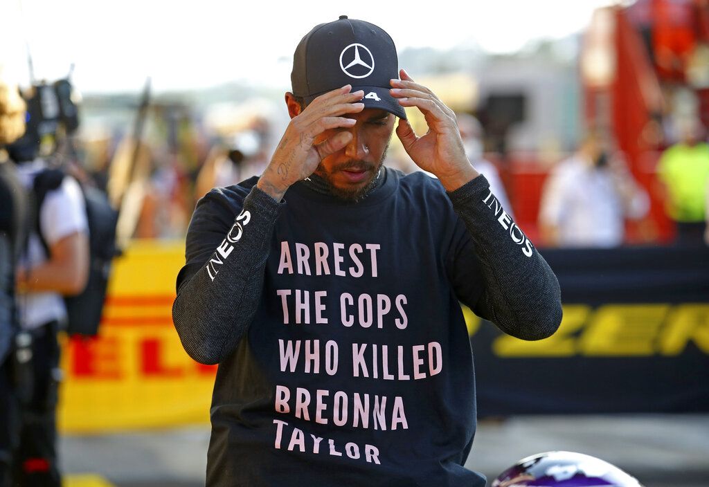 Lewis Hamilton usó una remera pidiendo la detención de los policías que asesinaron a Breonna Taylor, en el podio del circuito de Mugello (Italia).