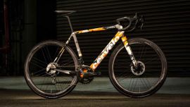 La Cervélo R5 Lamborghini Edition fue diseñada en conjunto entre la marca canadiense y Automobili Lamborghini.