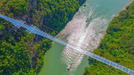 El piso se construyó con un resistente cristal de 4,5 centímetros de espesor.