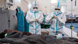 Los trabajadores de la salud tratan a un paciente infectado con COVID-19 en el Centro de Tratamiento y Aislamiento de COVID-19 de Mekele, en Mekele, Etiopía.