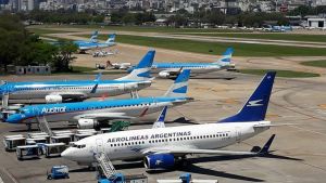 Los especialistas desaconsejan el regreso de los vuelos de cabotaje en medio del pico de casos de coronavirus. 