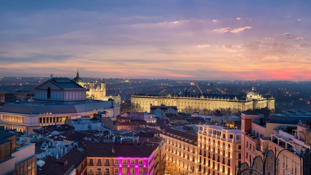 Desde la piscina y terraza del Aloft Gran Vía se puede ver el Palacio Real y la Opera de Madrid.