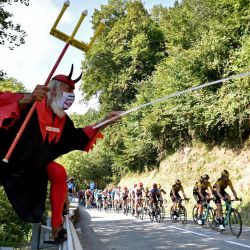 El fanático del ciclismo Didi Senft, también conocido como El Diablo, anima a los ciclistas durante la 16a etapa de la 107a edición de la carrera ciclista del Tour de Francia, 164 km entre La Tour du Pin y Villard-de-Lans. | Foto:Anne-Christine Poujoulat / AFP