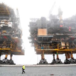 Las plataformas de procesamiento de petróleo y gas de Tyra East y Tyra West que se desguazarán se muestran mientras el trabajo de desguace y reciclaje de las plataformas de campo de Tyra está en marcha en el puerto de Frederikshavn en Dinamarca. | Foto:Henning Bagger / Ritzau Scanpix / AFP