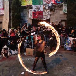 México, Ciudad de México: una mujer baila con fuego durante una protesta de grupos feministas frente a las instalaciones de la Comisión de Derechos Humanos (CNDH) contra la violencia de género. | Foto:DPA