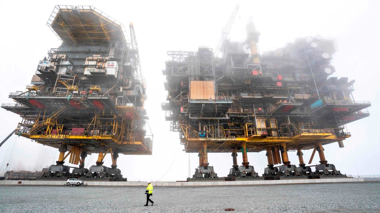 Las plataformas de procesamiento de petróleo y gas de Tyra East y Tyra West que se desguazarán se muestran mientras el trabajo de desguace y reciclaje de las plataformas de campo de Tyra está en marcha en el puerto de Frederikshavn en Dinamarca. | Foto:Henning Bagger / Ritzau Scanpix / AFP
