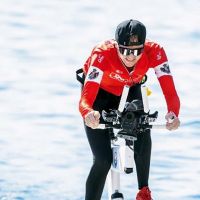 LA PRINCESA DE MONACO: PRIMERA PEDALEANDO EN EL AGUA 