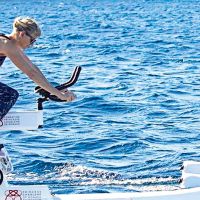 LA PRINCESA DE MONACO: PRIMERA PEDALEANDO EN EL AGUA 
