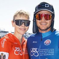 LA PRINCESA DE MONACO: PRIMERA PEDALEANDO EN EL AGUA 