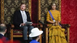 El rey de los Países Bajos Willem-Alexander y la reina Maxima a su lado, leen el discurso desde el trono en el Día del Presupuesto ante los miembros del Senado y la Cámara de Representantes en Grote Kerk en La Haya.