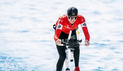 LA PRINCESA DE MONACO: PRIMERA PEDALEANDO EN EL AGUA 