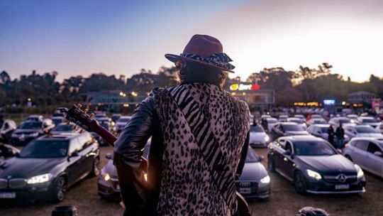 Conciertos "drive-in": la vuelta a los espectáculos presenciales