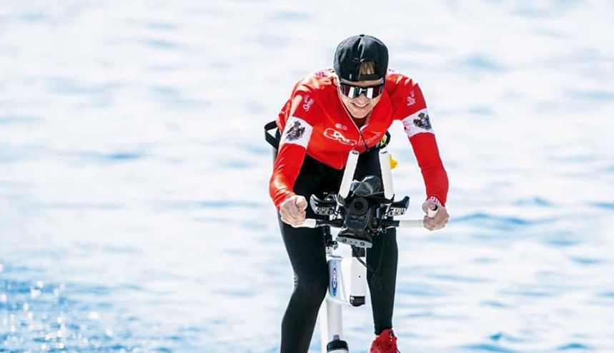 LA PRINCESA DE MONACO: PRIMERA PEDALEANDO EN EL AGUA 