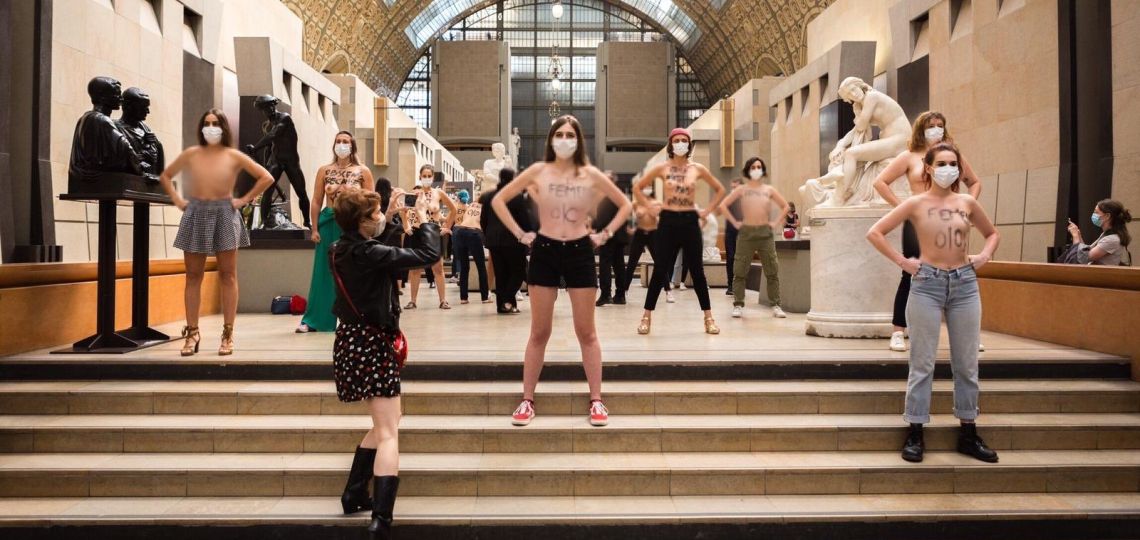 Topless contra la prohibición del escote: así fue la manifestación dentro del Museo parisino de Orsay 