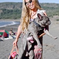 ¿Quién es la joven rubia que acompaña a Benjamin Vicuña en Chile?