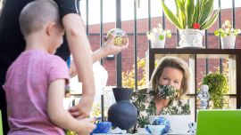 La reina Mathilde de Bélgica visita el centro multifuncional Meetjesland de vzw, en Lievegem.