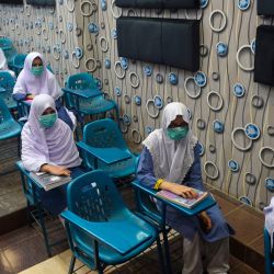 Los estudiantes que usan mascarillas asisten a una clase en una escuela en Karachi después de que los institutos educativos fueran reabiertos casi seis meses después de la propagación del coronavirus Covid-19. | Foto:Rizwan Tabassum / AFP