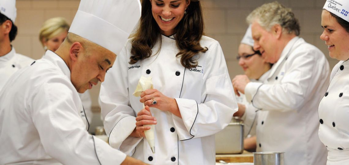 Mirá cómo Kate Middleton y William cocinan un plato típico inglés