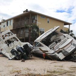 Se ven botes empujados contra un edificio en Lost Key Marina & Yacht Club después de que el huracán Sally pasó por el área en Pensacola, Florida. La tormenta llegó a tierra con fuertes lluvias y vientos fuertes. | Foto:Joe Raedle / Getty Images / AFP