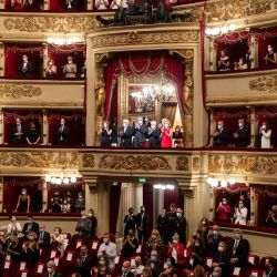 Italia, Milán: el presidente alemán Frank-Walter Steinmeier, su esposa Elke Buedenbender y el presidente italiano Sergio Mattarella asisten a una actuación en el teatro La Scala. | Foto:Bernd von Jutrczenka / DPA