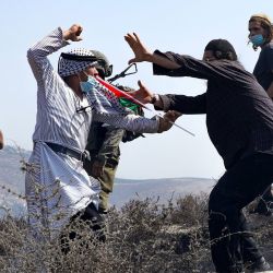 Los palestinos que protestan contra los asentamientos judíos y la normalización de los lazos con dos estados árabes, se pelean con los colonos israelíes en Asira al-Qibliya en la Cisjordania ocupada por Israel. | Foto:JAAFAR ASHTIYEH / AFP