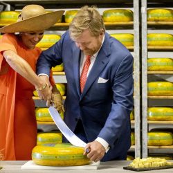 El rey Willem-Alexander de los Países Bajos y la reina Maxima cortaron un queso durante una visita a la granja de quesos De Deelen en Tijnje, cuando el rey y la reina holandeses visitan la provincia de Frisia. | Foto:Koen van Weel / ANP / AFP