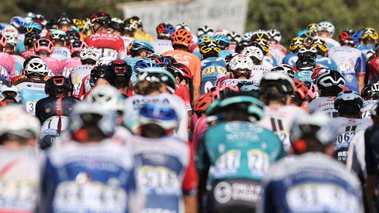 Los ciclistas corren durante la 19a etapa de la 107a edición de la carrera ciclista del Tour de Francia, 160 km entre Bourg-en-Bresse y Champagnole. | Foto:KENZO TRIBOUILLARD / AFP
