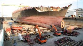 Los barcos desguazados son aprovechados por acerías y otras industrias que se encargan de recuperar los metales para ser reutilizados.