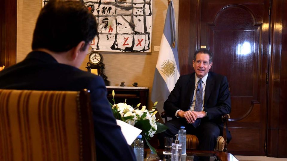 El titular del Banco Central, Miguel Pesce, en la entrevista con Jorge Fontevecchia.