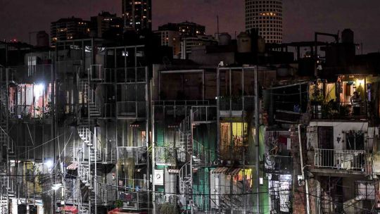 Electricidad. Junto al agua potable son dos elementos de infraestructura indispensables. La carencia es tambén causa de contagios entre los más pobres.