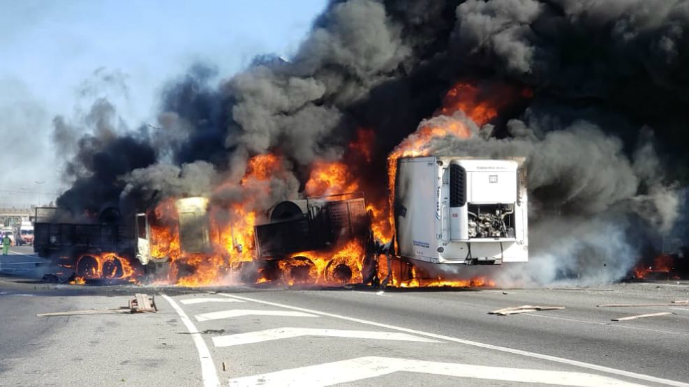 Uno de los camiones incendiados en Panamericana.