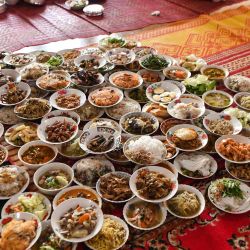 Una mujer prepara comida para los monjes budistas durante el festival Pchum Ben (Festival de la Muerte) en una pagoda en Phnom Penh. | Foto:TANG CHHIN Sothy / AFP