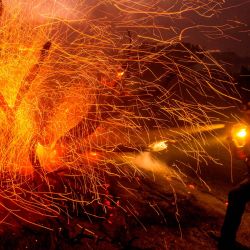 EE. UU., Los Ángeles: un bombero participa en una operación para apagar las llamas que estallaron en Juniper Hills como resultado de los incendios forestales. | Foto:Ringo Chiu / ZUMA Wire / DPA