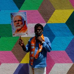 Un miembro del Partido Barathtiya Janatha (BJP) sostiene un cartel con la imagen del primer ministro indio Narendra Modi durante las celebraciones del BJP por el 70 cumpleaños de Modi, en Chennai. | Foto:Arun Sankar / AFP