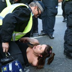 Inglaterra, Londres: agentes de policía detienen a una mujer durante una protesta contra las vacunas en Trafalgar Square. | Foto:Yui Mok / PA Wire / DPA